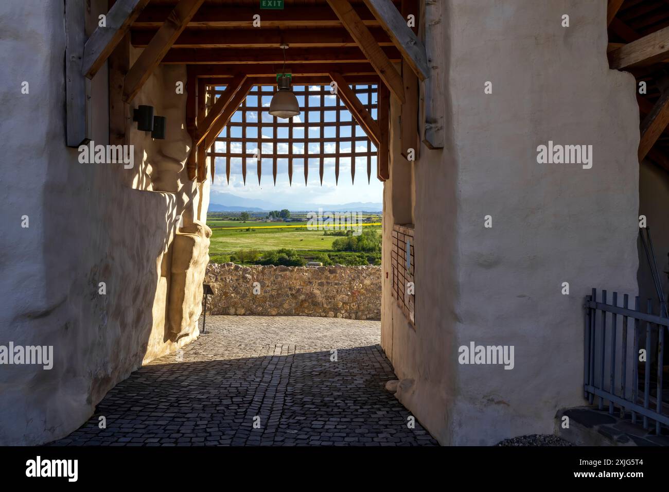 Il castello di Marienburg si trova sulla cima di una collina sopra il villaggio di Feldioara. Si affaccia su una splendida valle fertile con dolci colline al foo Foto Stock