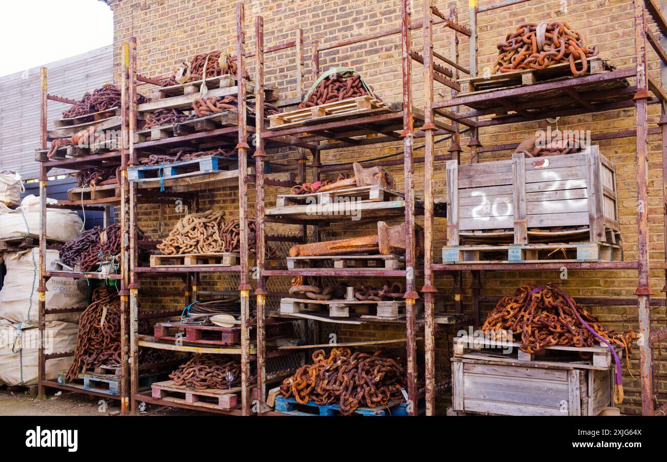 Ancore e catene di ancoraggio immagazzinate a Leigh on Sea Foto Stock