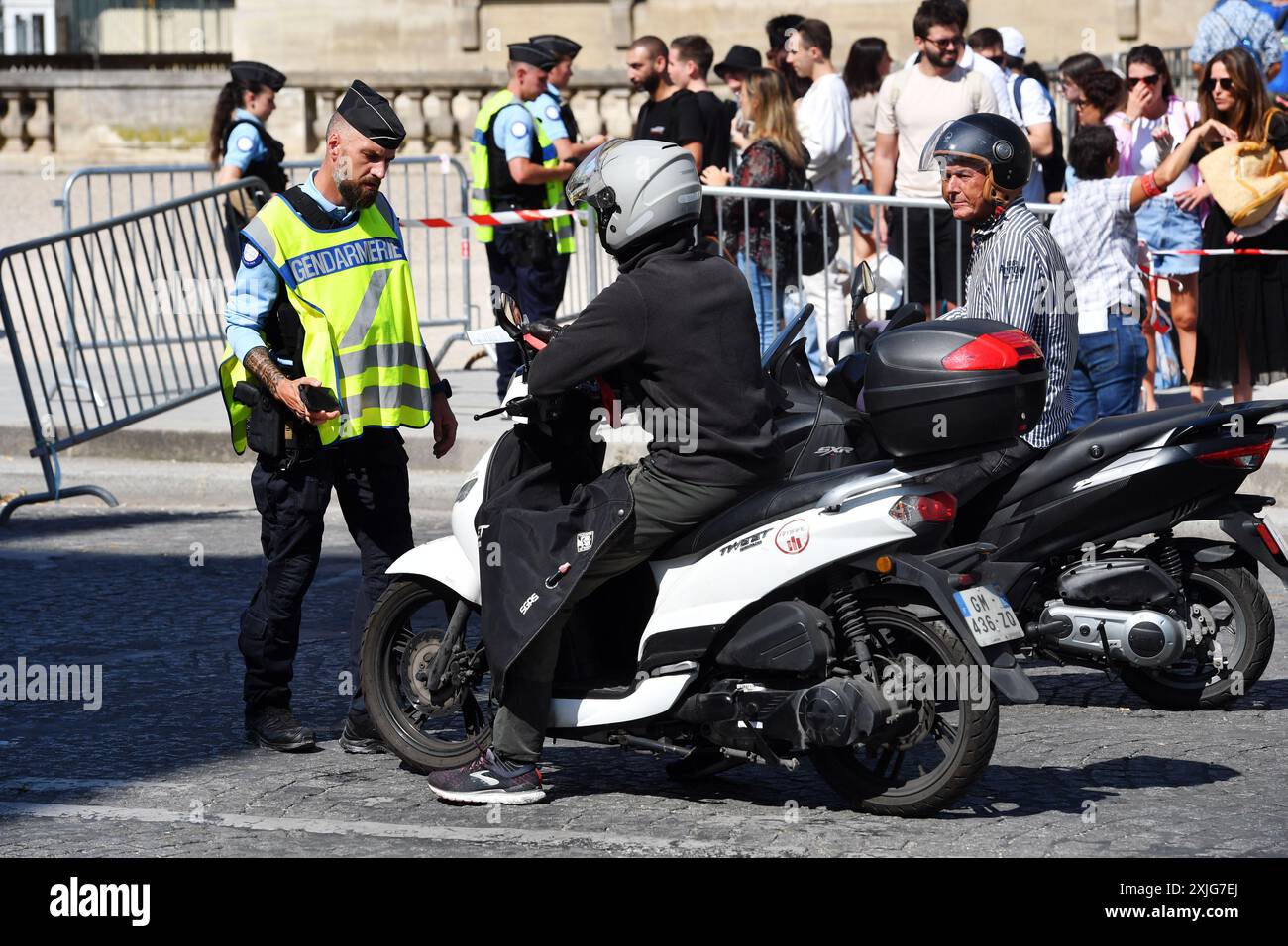 Check point di polizia a Parigi - Giochi Olimpici 2024 Parigi - Francia Foto Stock