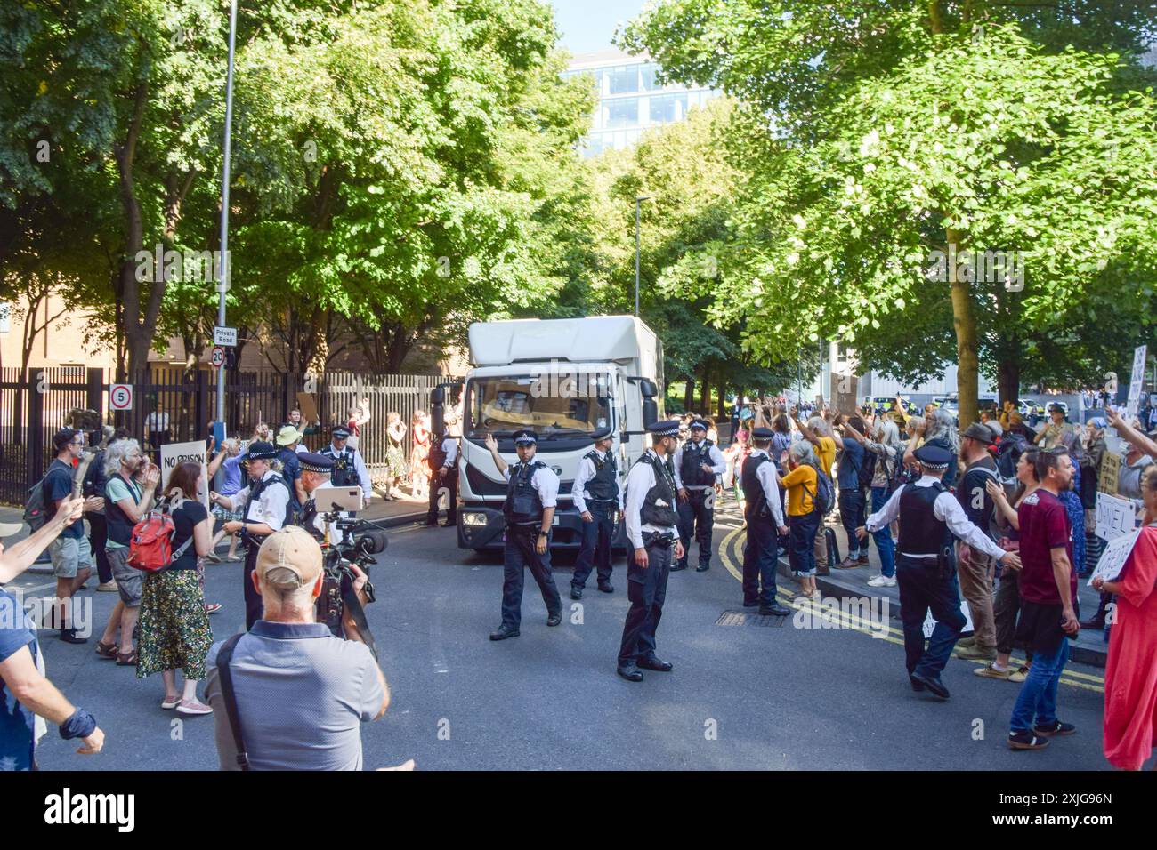 Londra, Regno Unito. 18 luglio 2024. I manifestanti mostrano il loro sostegno mentre un furgone che trasporta gli attivisti incarcerati lascia il tribunale. I manifestanti si sono riuniti fuori dalla Corona di Southwark mentre cinque attivisti per il clima - Daniel Shaw, Louise Lancaster, Lucia Whittaker De Abreu, Cressida Gethin e Just Stop Oil and Extinction Rebellion co-fondatore Roger Hallam - sono condannati in prigione a seguito della protesta M25 del 2022. Crediti: Vuk Valcic/Alamy Live News Foto Stock