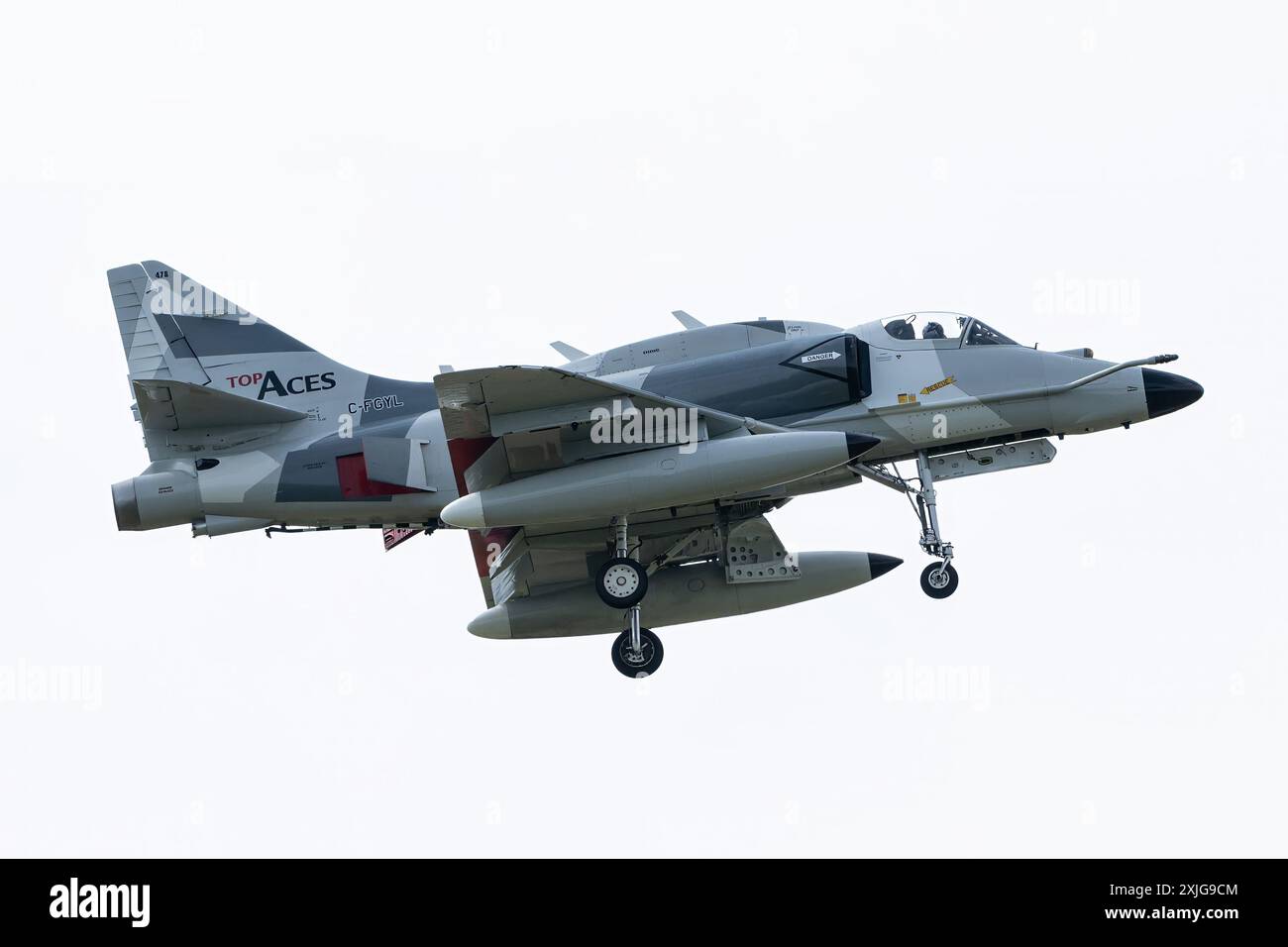 Cirencester, Regno Unito. 18 luglio 2024. Douglas A-4N Skyhawk di Top Aces arriva durante il Royal International Air Tattoo 2024 Arrivals Day presso RAF Fairford, Cirencester, Regno Unito, 18 luglio 2024 (foto di Cody Froggatt/News Images) a Cirencester, Regno Unito, il 18/7/2024. (Foto di Cody Froggatt/News Images/Sipa USA) credito: SIPA USA/Alamy Live News Foto Stock