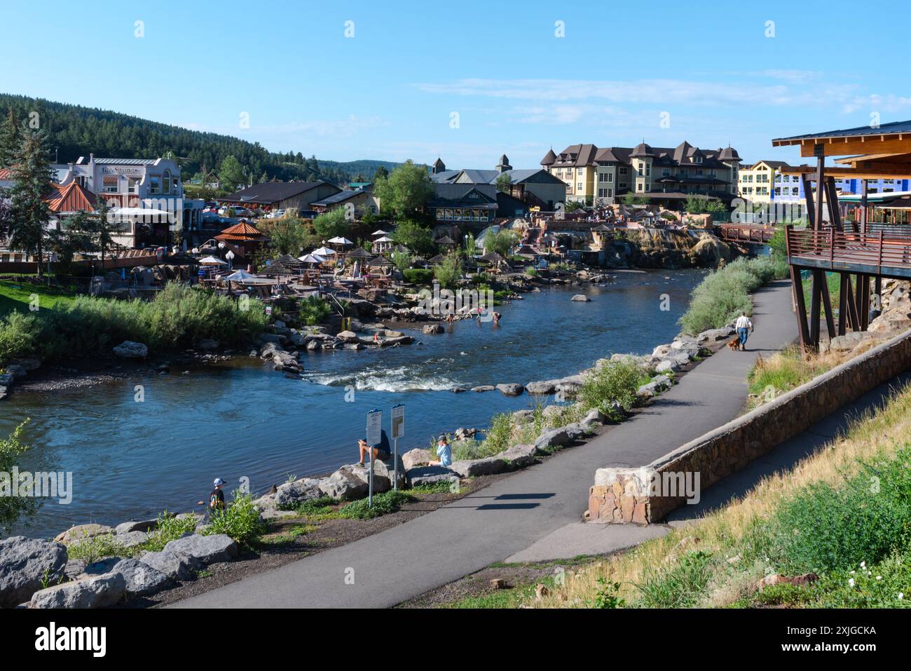 Il fiume San Juan attraversa il centro di Pagosa Springs, Colorado, il lungofiume sulla destra, le famose sorgenti termali dello Springs Resort sulla sinistra. Foto Stock