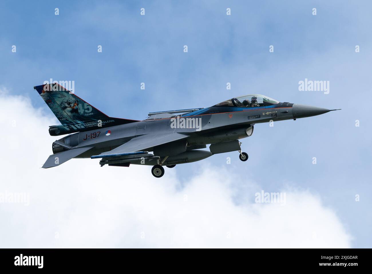 Cirencester, Regno Unito. 18 luglio 2024. Lockheed Martin F-16 Fighting Falcon del 312 SQUADRON Royal Netherlands Air Force arriva durante il Royal International Air Tattoo 2024 Arrivals Day a RAF Fairford, Cirencester, Regno Unito, 18 luglio 2024 (foto di Cody Froggatt/News Images) a Cirencester, Regno Unito, il 18/7/2024. (Foto di Cody Froggatt/News Images/Sipa USA) credito: SIPA USA/Alamy Live News Foto Stock