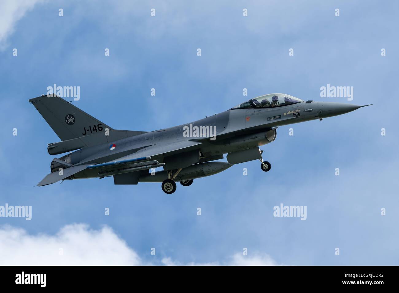 Cirencester, Regno Unito. 18 luglio 2024. Lockheed Martin F-16 Fighting Falcon del 312 SQUADRON Royal Netherlands Air Force arriva durante il Royal International Air Tattoo 2024 Arrivals Day a RAF Fairford, Cirencester, Regno Unito, 18 luglio 2024 (foto di Cody Froggatt/News Images) a Cirencester, Regno Unito, il 18/7/2024. (Foto di Cody Froggatt/News Images/Sipa USA) credito: SIPA USA/Alamy Live News Foto Stock