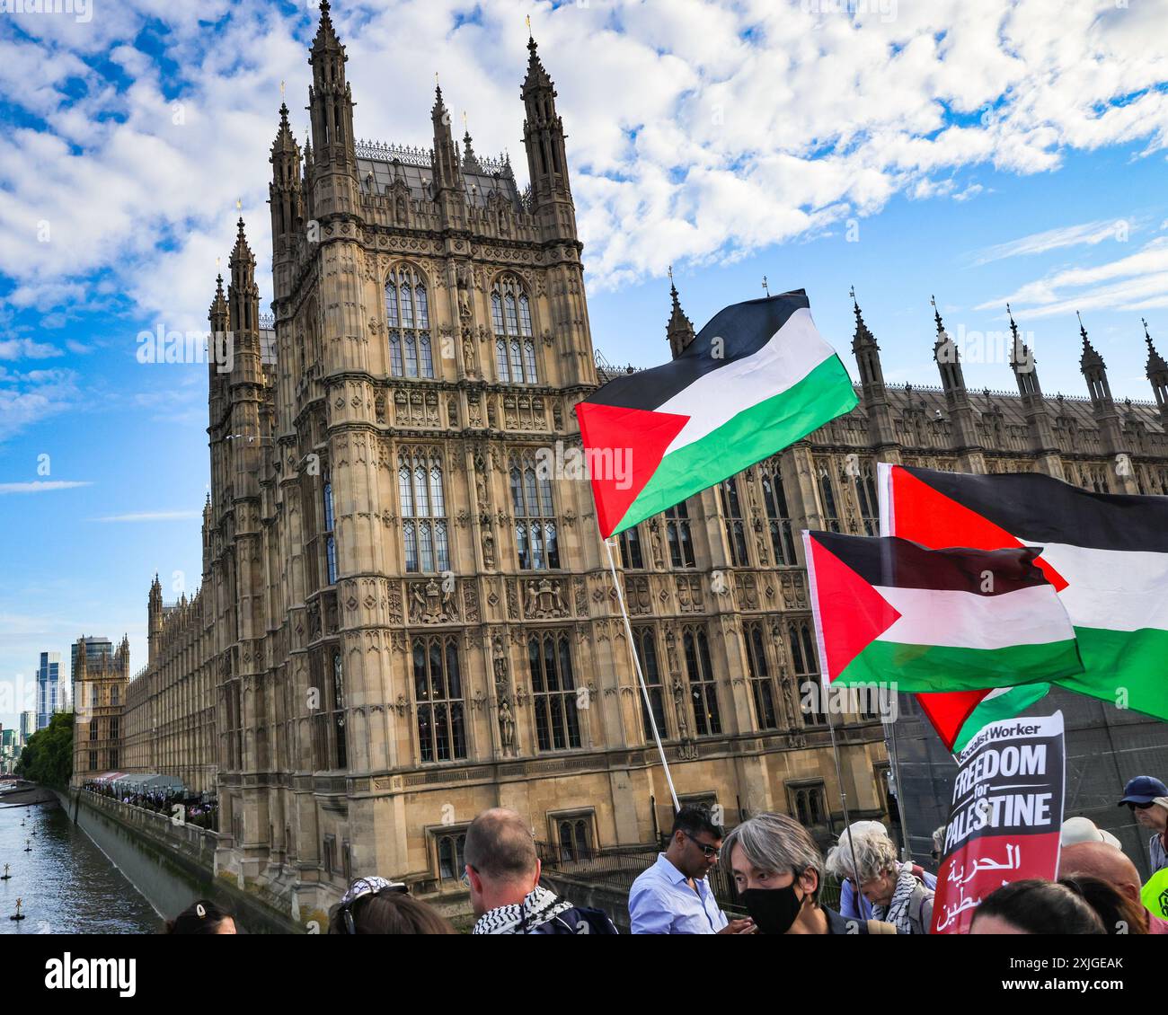 Londra, 18 luglio 2024. Migliaia di attivisti filo-palestinesi formano una catena umana attorno al Parlamento questa sera a Westminster, chiedendo al nuovo governo di fermare le vendite di armi al governo israeliano. Diversi parlamentari si uniscono alla protesta, mentre di fronte alla piazza del Parlamento, un gruppo israeliano protesta ancora Hamas e per il rilascio degli ostaggi palestinesi. Crediti: Imageplotter/Alamy Live News Foto Stock