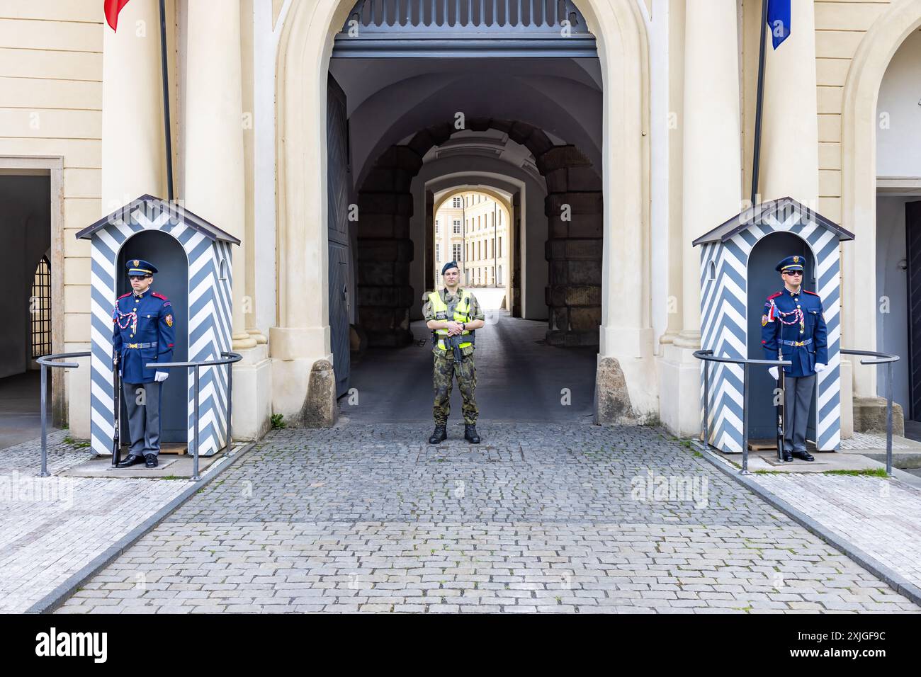 Praga, Repubblica Ceca - 25 maggio 2024: Ingresso al castello di Praga sorvegliato da una guardia del castello armata delle forze Armate e da due guardie presidenziali so Foto Stock
