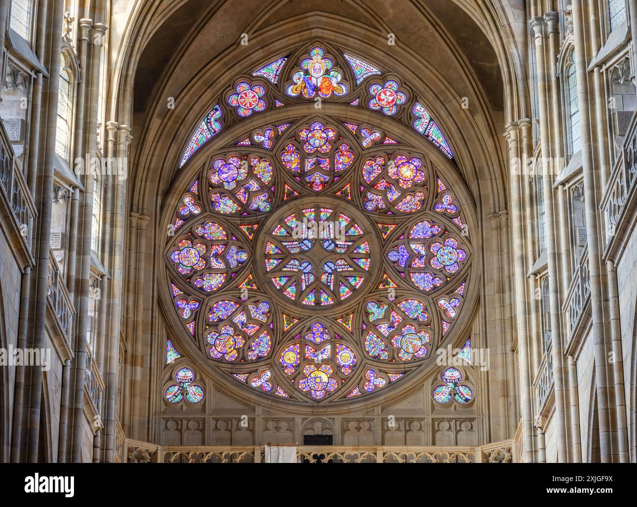 Praga, Repubblica Ceca - 25 maggio 2024: Rosone di vetro colorato all'interno della Cattedrale metropolitana dei Santi Vito, Venceslao e Adalberto, comunemente Foto Stock