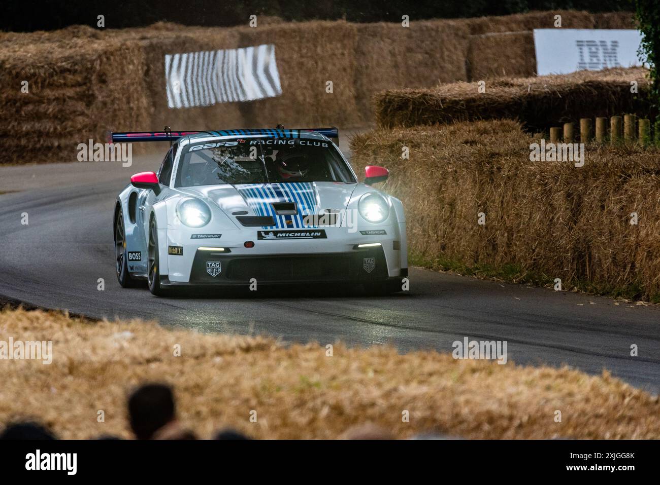 2021 Porsche 911 GT3 Cup guida su una pista di arrampicata in salita all'evento Motorsport Goodwood Festival of Speed 2024, Regno Unito Foto Stock