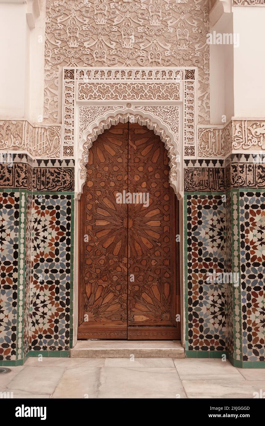 Famosa porta della Madrasa Ben Youssef a Marrakech Foto Stock