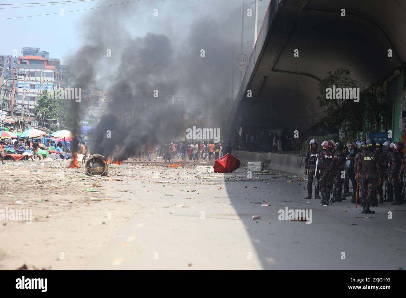 Dhaka, Wari, Bangladesh. 18 luglio 2024. Gli studenti prendono parte alla protesta anti-quota in corso a Dacca il 18 luglio 2024. Gli studenti del Bangladesh hanno fatto pressione il 18 luglio con proteste a livello nazionale contro le regole di assunzione del servizio pubblico, respingendo un ramo di olivo dal primo ministro Sheikh Hasina che ha promesso giustizia per 18 morti nelle manifestazioni. (Credit Image: © Habibur Rahman/ZUMA Press Wire) SOLO PER USO EDITORIALE! Non per USO commerciale! Foto Stock