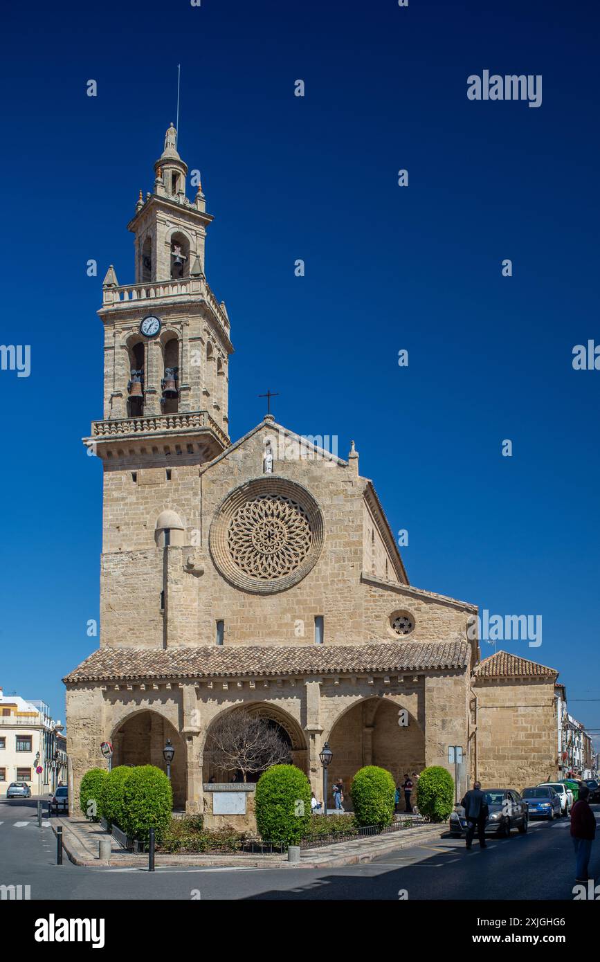 Vista della storica Iglesia de San Lorenzo a Córdoba, Andalucía, Spagna. Architettura classica in una giornata limpida e soleggiata. Foto Stock