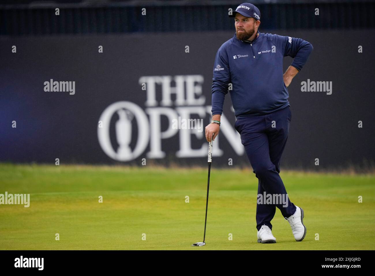 18 luglio 2024; Royal Troon Golf Club, Troon, South Ayrshire, Scozia; il 1° round Open Championship; Shane Lowry aspetta di fare il putt sul 18° green mentre si dirige a -5 round di 66 durante il primo round del Open Championship Foto Stock
