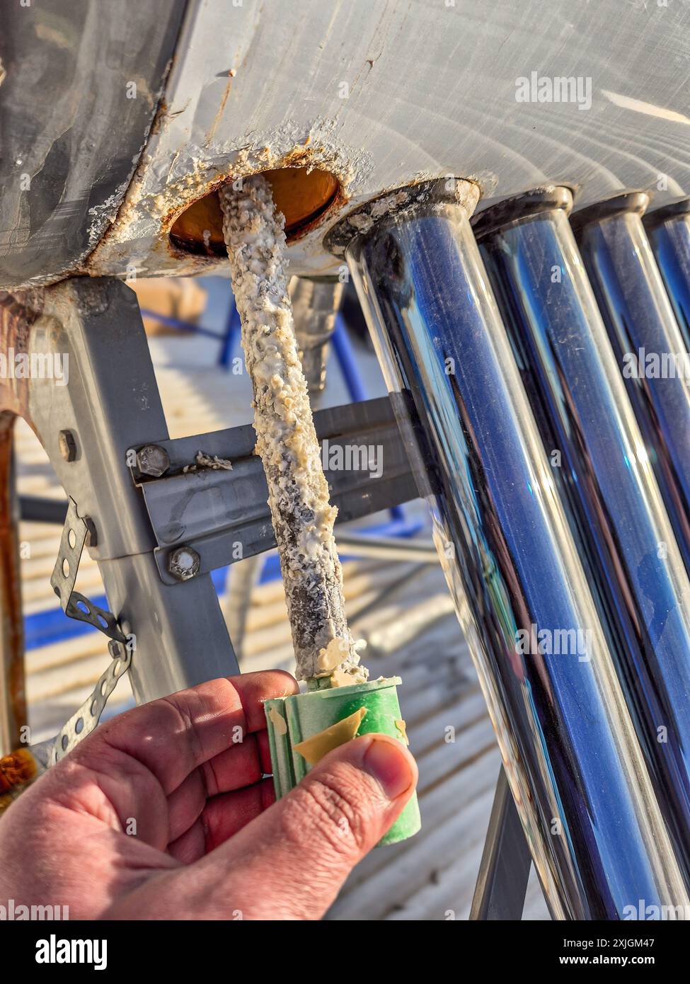 Anodo sacrificale nel serbatoio dell'acqua calda solare. Foto Stock