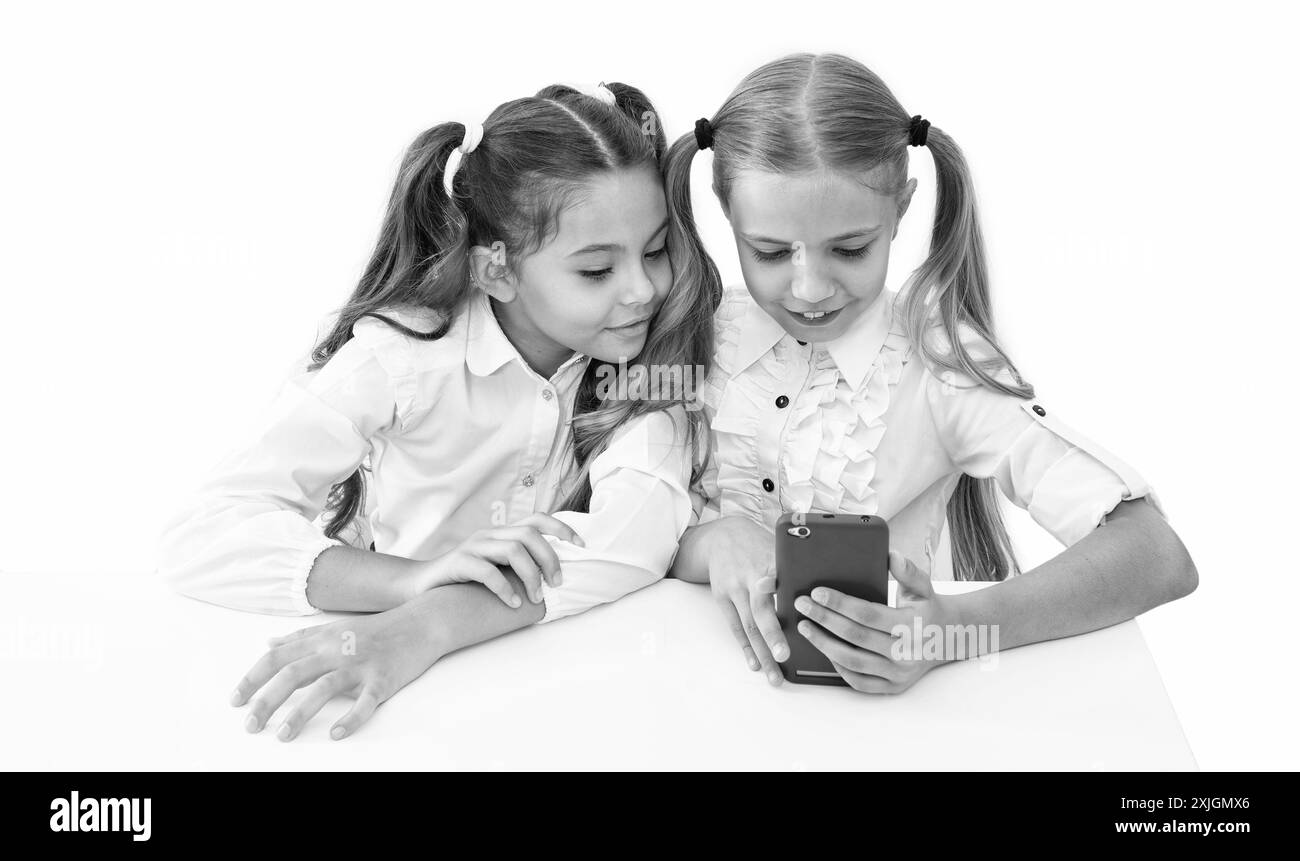 i bambini delle scuole fanno selfie in classe. torna a scuola. ragazze e bambini che hanno tempo per i selfie. amici di scuola che bloggano e scattano selfie con il telefono Foto Stock