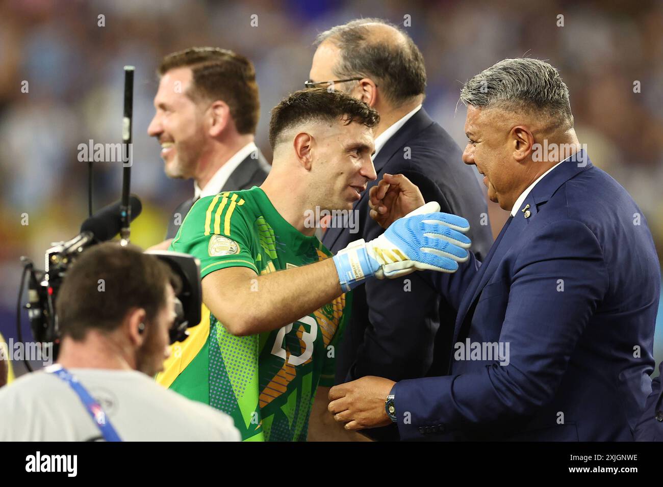 L'Associazione calcistica argentina AFA Claudio Tapia R saluta il portiere argentino Emiliano Martinez durante la cerimonia di premiazione della Copa AmÃ rica USA 2024, all'Hard Rock Stadium, il 14 luglio, 2024 l'Argentina diventa campione dopo aver vinto per 1 0 contro la Colombia nella partita finale MIAMI STATI UNITI Copyright: xALEJANDROxPAGNIx Foto Stock