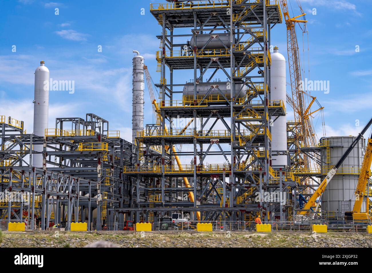 Nuovo edificio, cantiere, di una bio-raffineria della compagnia petrolifera finlandese Neste, dove, tra le altre cose, devono essere utilizzati carburanti sostenibili per l'aviazione biologica Foto Stock