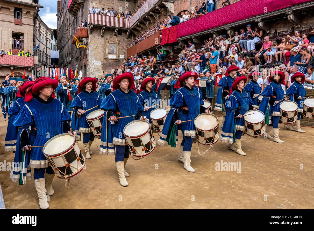 I musicisti locali partecipano alla Processione storica (Corteo storico) che precede il Palio Horse Race, Siena, Toscana, Italia. Foto Stock