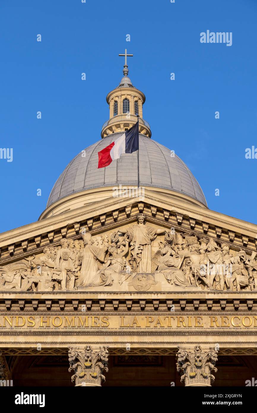 La bandiera francese vola sul frontone del Panthéon, Place du Panthéon, quartiere Latino, 5° arrondissement, Parigi, Francia, UE - cielo azzurro, primo piano Foto Stock