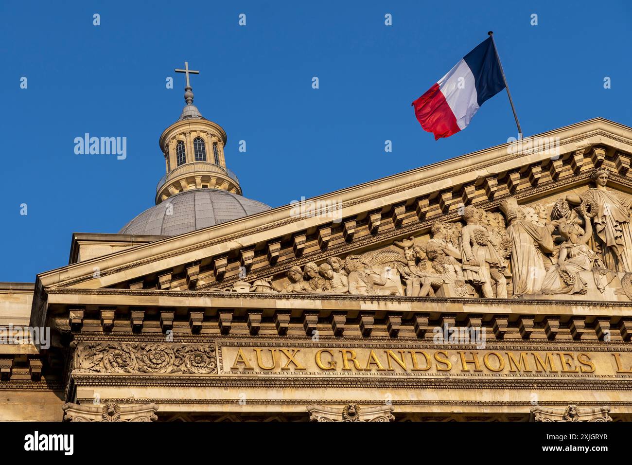 La bandiera francese vola sul frontone del Panthéon, Place du Panthéon, quartiere Latino, 5° arrondissement, Parigi, Francia, UE - cielo azzurro, primo piano Foto Stock