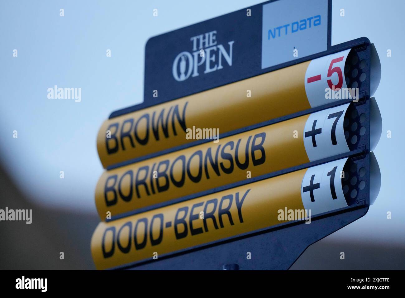 18 luglio 2024; Royal Troon Golf Club, Troon, South Ayrshire, Scozia; il primo round del Campionato Open; il tabellone del match 52 mostra Daniel Brown a -5 Foto Stock