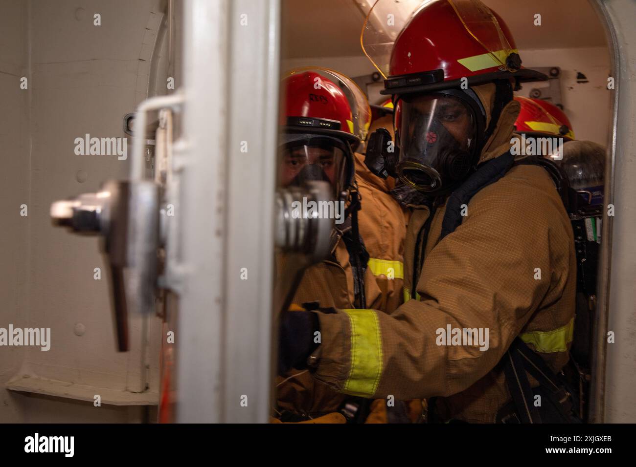 240717-N-FG645-2016 PACIFIC OCEAN (17 luglio 2024) Cryptologic Technician (Collection) 2nd Class Cyrus Escalante, da Colorado Springs, Colosso, sinistra, e l'Hull Maintenance Technician di seconda classe Austin Robinson, di Memphis, Tenn., si preparano a combattere un fuoco simulato di classe Alpha durante un'esercitazione antincendio, a bordo del cacciatorpediniere missilistico guidato classe Arleigh Burke USS o'Kane (DDG 77). O'Kane, assegnato all'Abraham Lincoln Carrier Strike Group, sta conducendo operazioni di routine nell'area delle operazioni della terza flotta degli Stati Uniti. Come parte integrante della U.S. Pacific Fleet, la 3rd Fleet opera nel nav Foto Stock