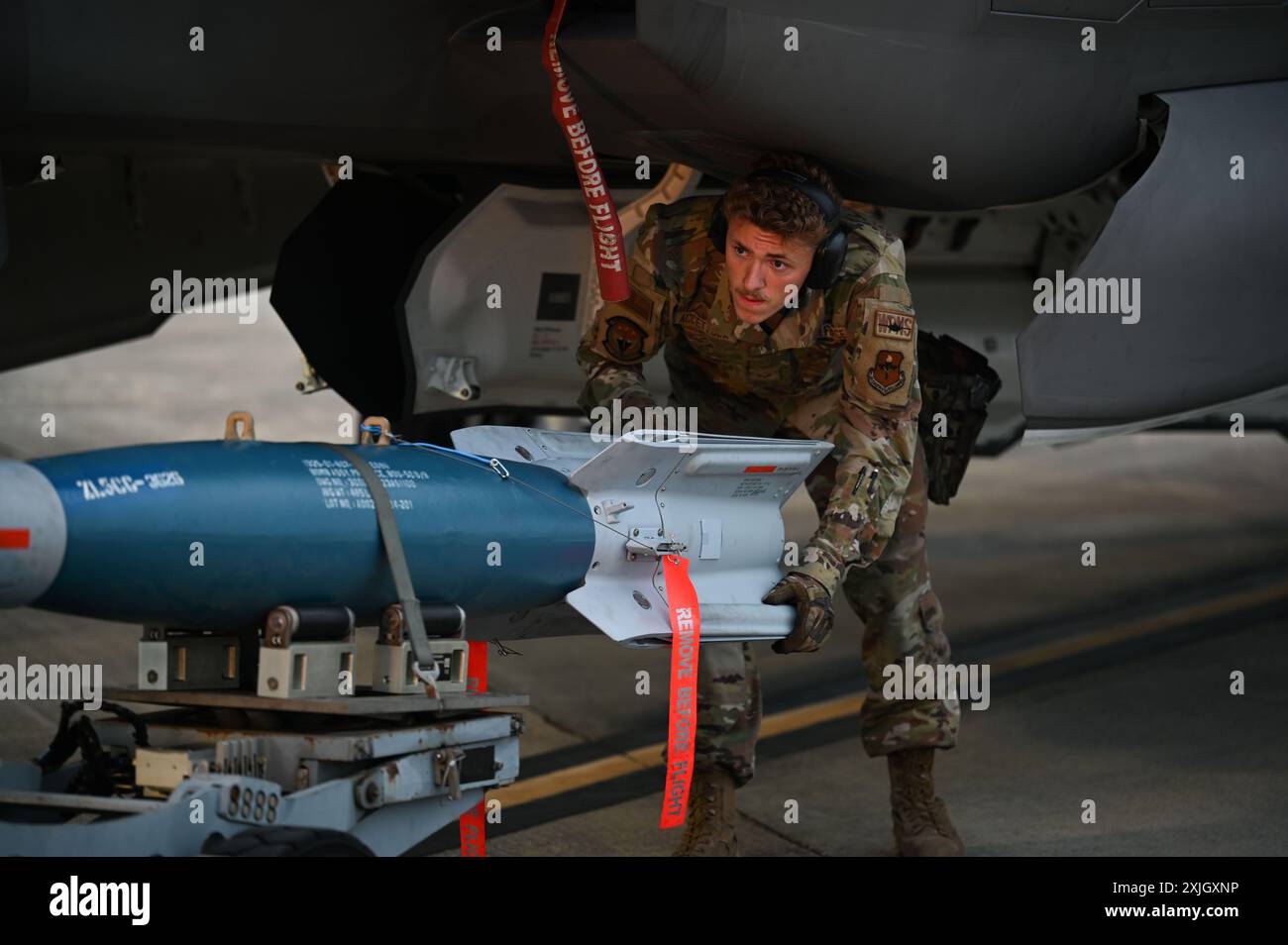 Cody Accettola, membro dell'equipaggio del 60th Aircraft Maintenance Unit Weapons Load, guida un GBU-12 Paveway II nella zona delle armi di un F-35A Lightning II presso Eglin Air Force base, Florida, 29 aprile 2024. La GBU-12 è un'arma a guida laser con un raggio di oltre sei miglia. (Foto U.S. Air Force di Airman 1st Class Abigail Duell) Foto Stock