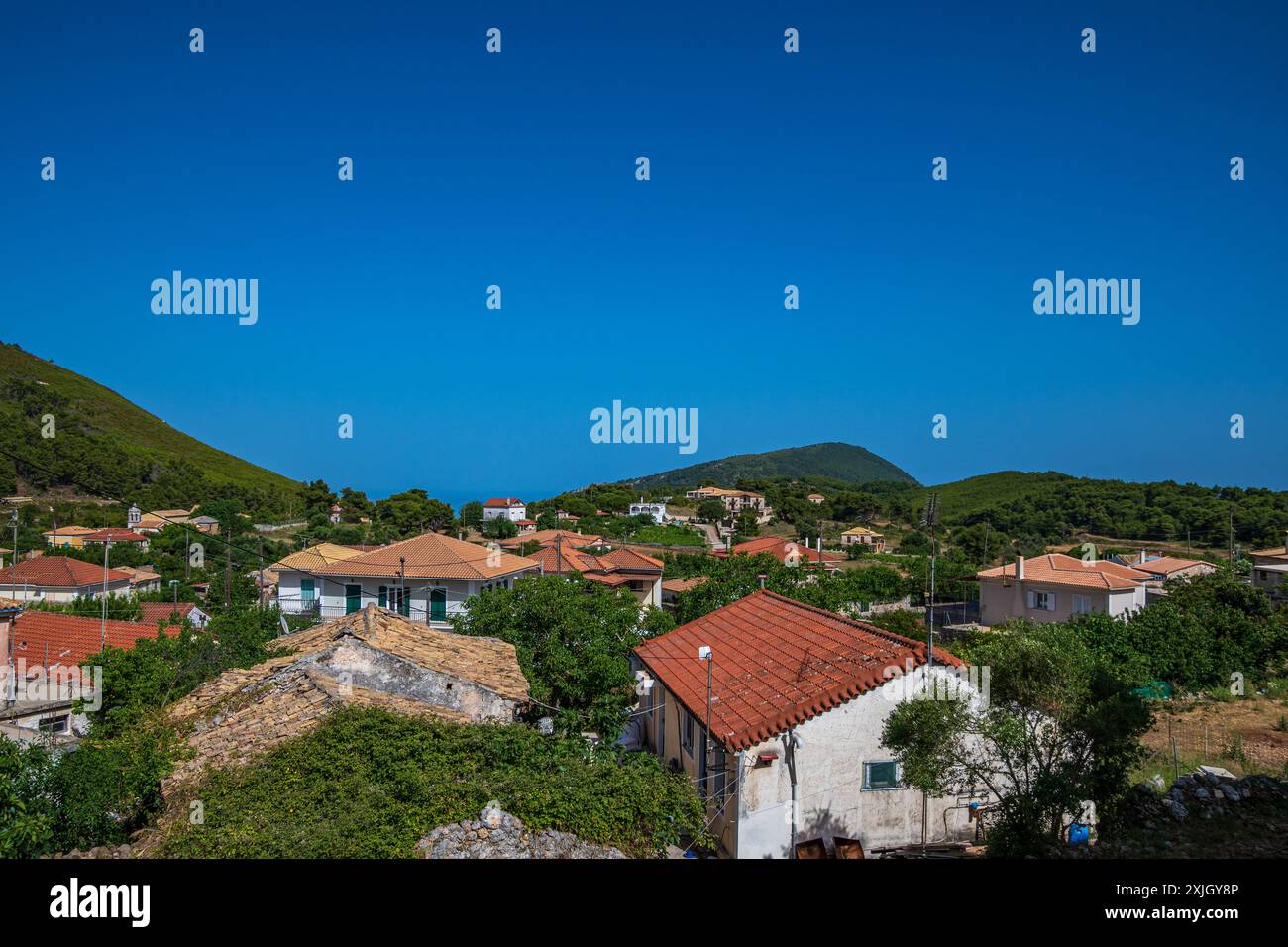 Zante, Grecia - 6 giugno 2024: Vista dal villaggio di Kiliomenos, situato sul percorso dalla città di Laganas alla spiaggia di Navagio. Zante, isole ionie in G Foto Stock