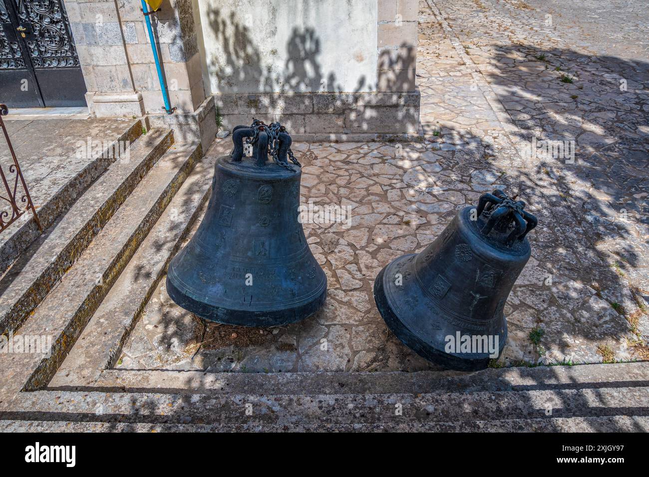 Zante, Grecia - 6 giugno 2024: Grandi campane di fronte alla chiesa di San Nicola nel villaggio di Kiliomeno. Zante, isole ionie in Grecia. Foto Stock
