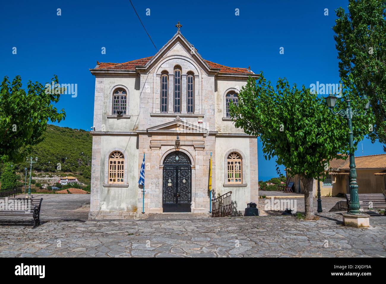 Zante, Grecia - 6 giugno 2024: Facciata del comune di Kiliomenos, situato sul percorso dalla città di Laganas alla spiaggia di Navagio. Zante, Foto Stock