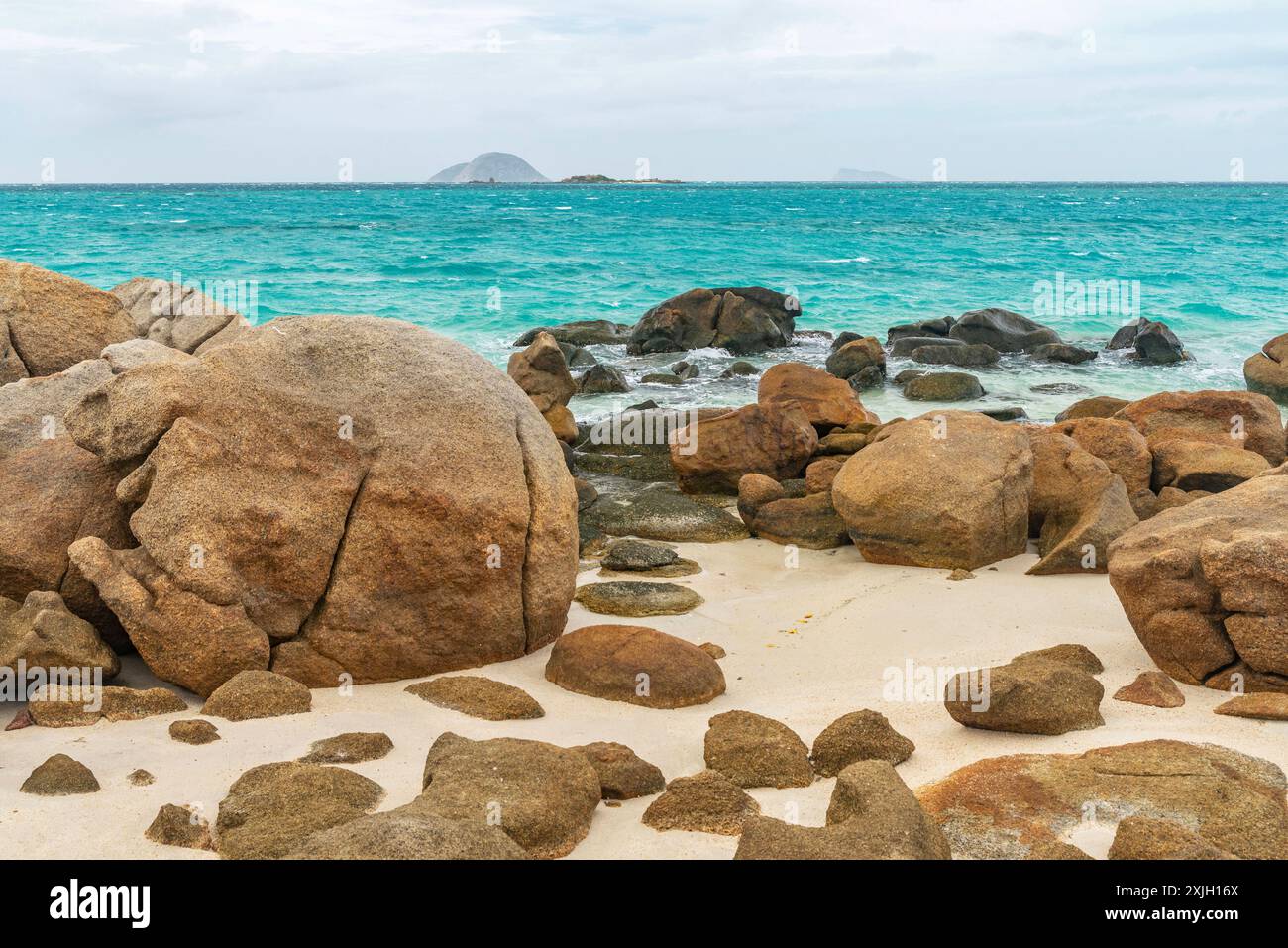 Pittoresca spiaggia tropicale di sabbia dorata con acque turchesi sulla baia Blue Lagoon, Lizard Island, Australia. Si trova sulla grande Barriera Corallina. Foto Stock