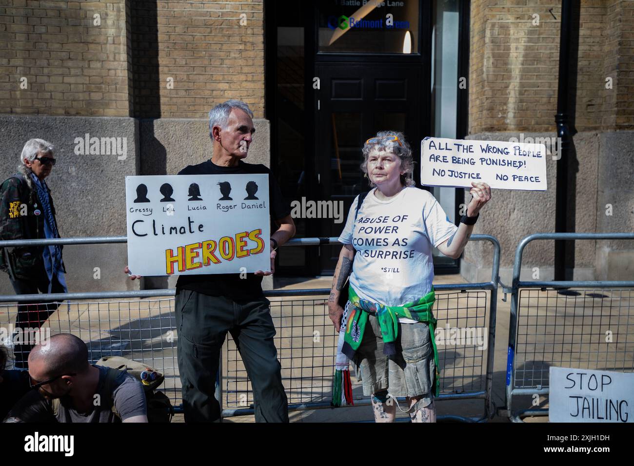 I manifestanti al di fuori della Corte Corona di Southwark come Roger Hallam e altri sono condannati in prigione per aver organizzato una protesta pacifica. Foto Stock