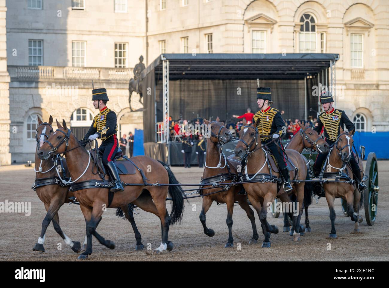 Horse Guards Parade, Londra, Regno Unito. 18 luglio 2024. La "Celebration" Military Musical Spectacular (Beating Retreat) della Household Division viene eseguita per l'ultima serata in un caldo centro di Londra. The Musical Drive of the King's Troop Royal Horse Artillery. Crediti: Malcolm Park/Alamy Live News Foto Stock