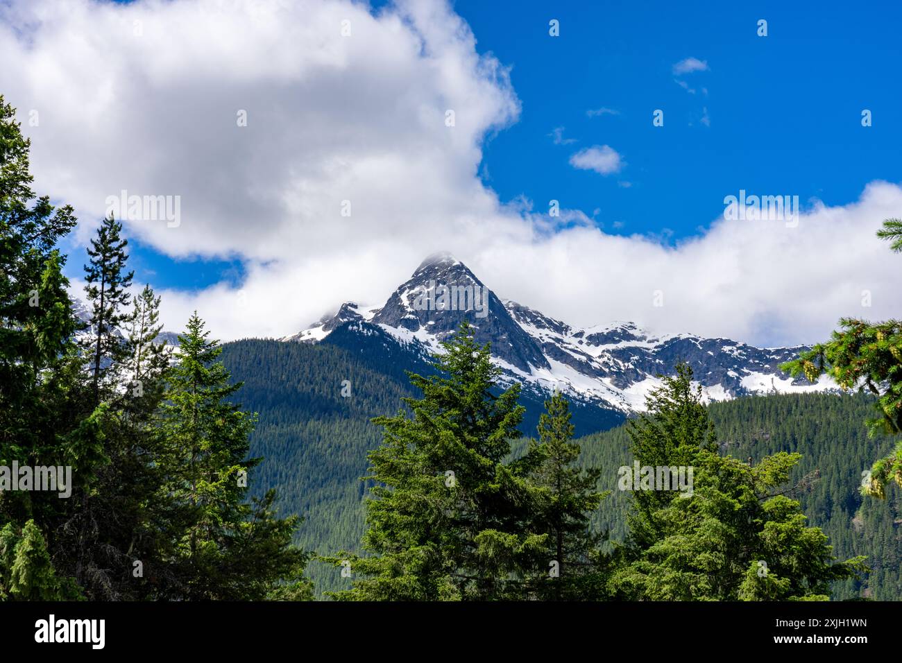 North Cascades National Park, Washington, Stati Uniti. Pyramid Peak sopra il lago Diablo sulla State Route 20. Foto Stock