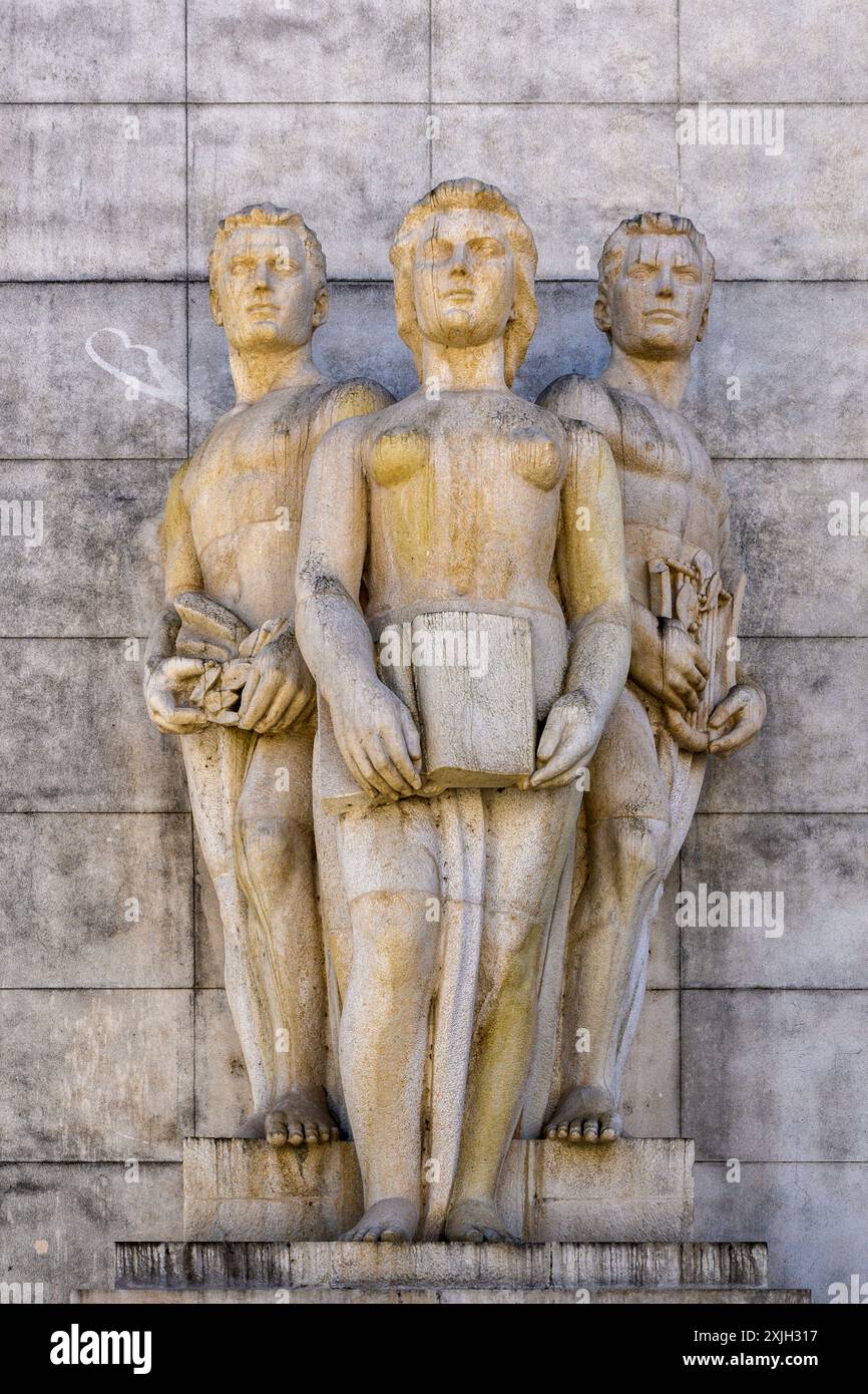 Gruppo scultoreo sulla facciata dell'edificio della Biblioteca generale nella zona universitaria della ​​the città di Coimbra, Portogallo, Europa Foto Stock