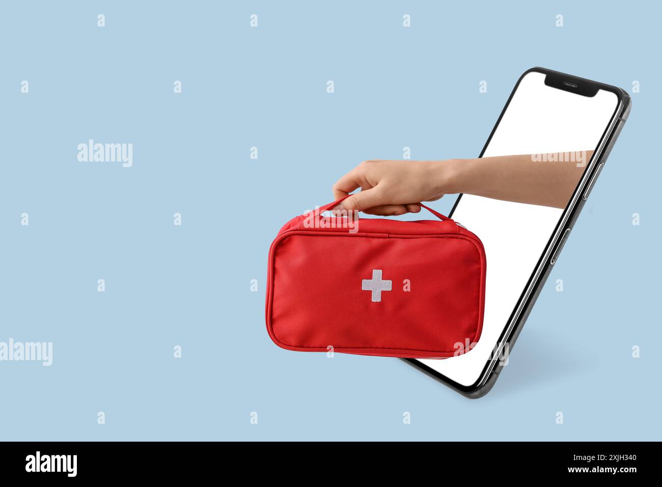 Telefono cellulare e mano del medico con kit di pronto soccorso su sfondo azzurro. Banner per il design Foto Stock