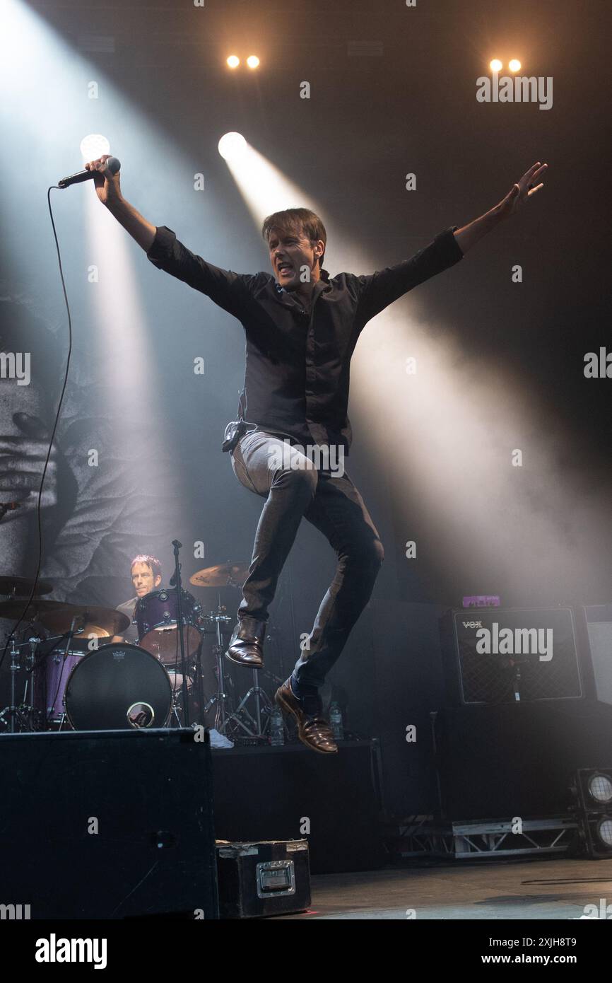 Londra, Regno Unito. 18 luglio 2024. Il cantante Brett Anderson della rock band inglese Suede si esibisce all'Alexandra Palace Park. Credito: Justin ng/Alamy Live News Foto Stock