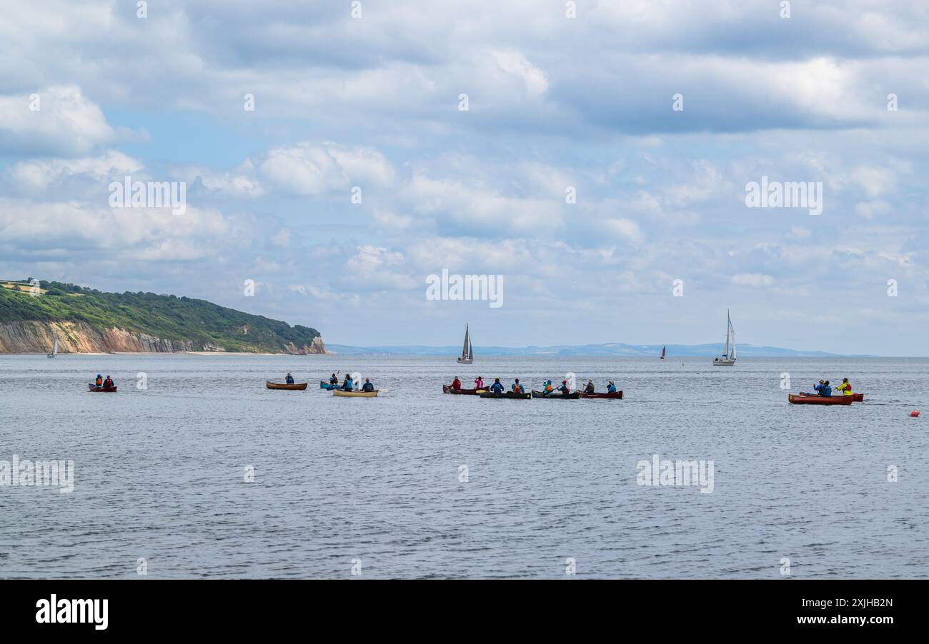 Persone in canoa sulla Seaton Bay con la spiaggia naturale di Haven Cliffs sullo sfondo, Jurassic Coast, Seaton, Devon, Inghilterra Foto Stock