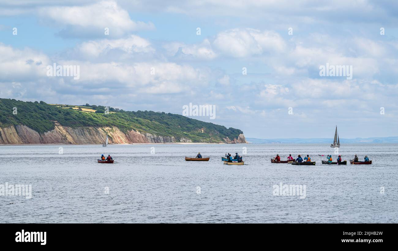 Persone in canoa sulla Seaton Bay con la spiaggia naturale di Haven Cliffs sullo sfondo, Jurassic Coast, Seaton, Devon, Inghilterra Foto Stock