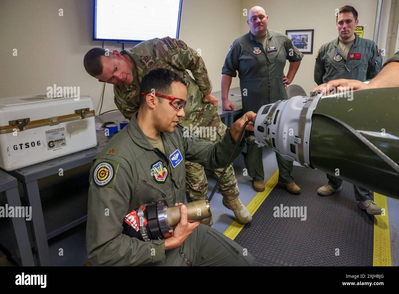 20 maggio 2024, Beale Air Force base, California, Stati Uniti: il maggiore Theodore Ellis, responsabile del programma di ADDESTRAMENTO al combattimento aereo, installa un sensore di prossimità sul muso di una bomba Mark-84 (M-84) sotto l'istruzione del Master Sgt. Adam Pawlak, capo della sezione di produzione del 9th Munitions Squadron, presso Beale Air Force base, California, 20 maggio 2024. L'M-84 è una bomba americana per uso generale che può causare una frammentazione letale fino a un raggio di 400 metri e può essere equipaggiata con capacità di guida di precisione. (Immagine di credito: © Frederick BrownU.S.. Air Force/ZUMA Press Wire) EDITO Foto Stock