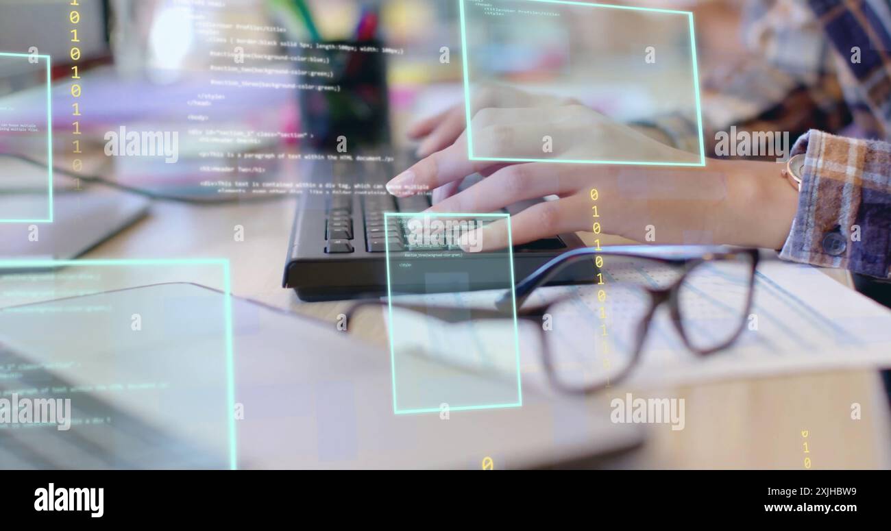 Immagine del trattamento dei dati per mano di una donna d'affari birazziale che utilizza un computer in un ufficio informale Foto Stock