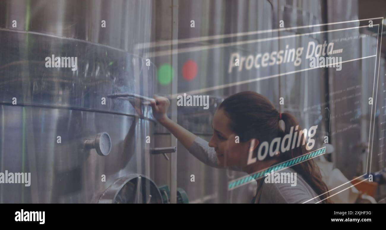 Elaborazione di dati e caricamento di immagini su una donna che lavora in una struttura industriale Foto Stock