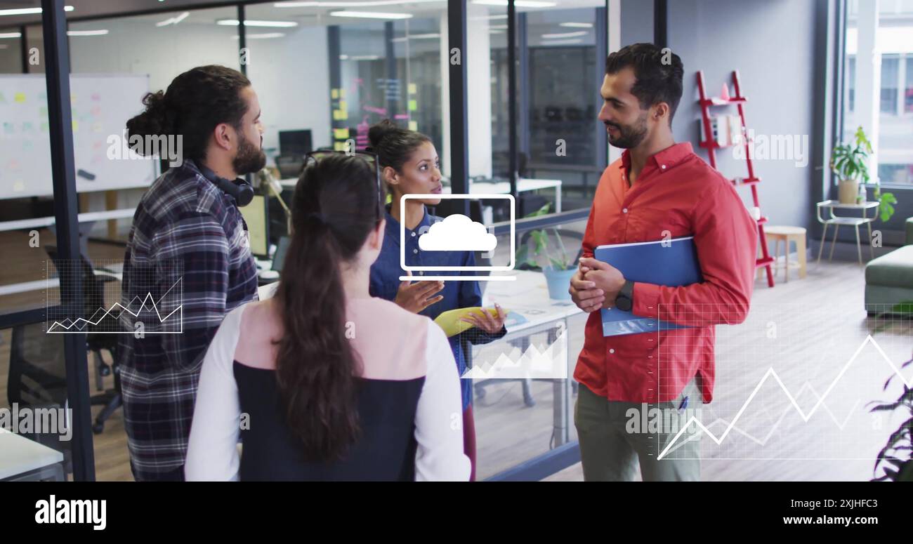 Immagine di icone multimediali che vengono elaborate su colleghi diversi che discutono in un ufficio informale Foto Stock