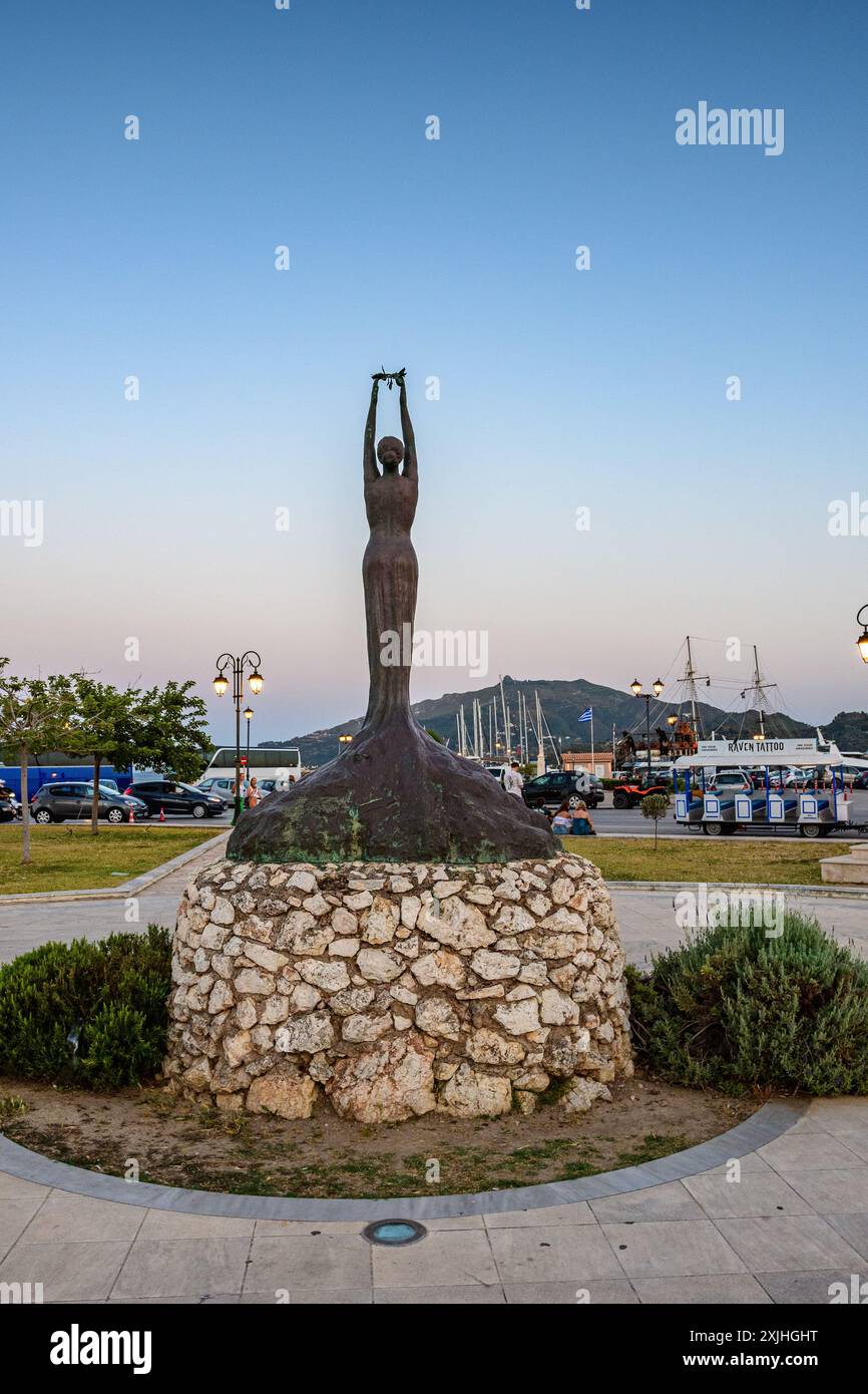 Zante, Grecia - 6 giugno 2024: Statua della libertà Zante - scultura femminile in piazza Salomone nell'isola di Zante nella Grecia occidentale. Foto Stock