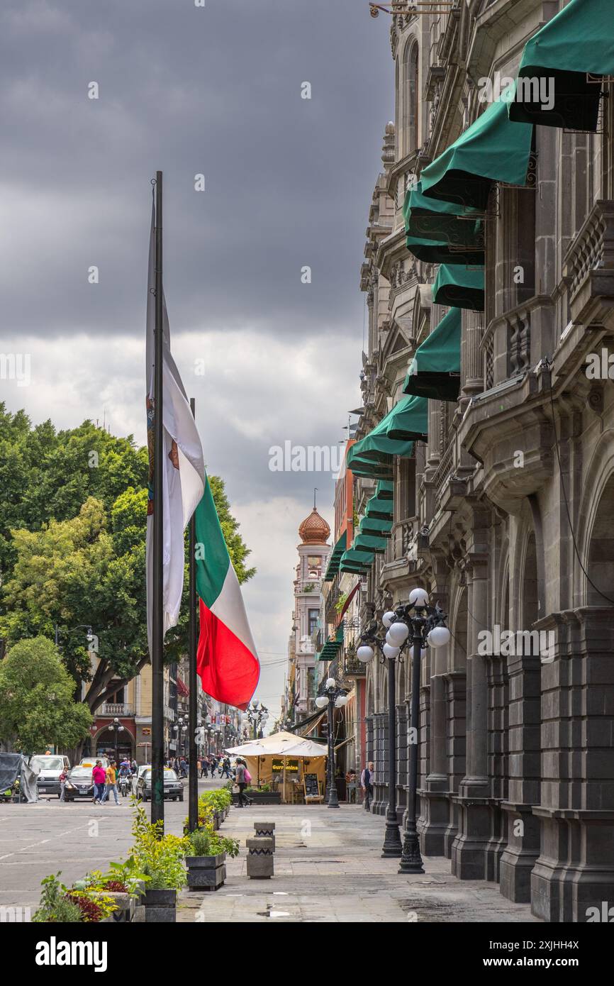 Centro storico con bandiera messicana nella città di Puebla de Zaragoza. Foto Stock