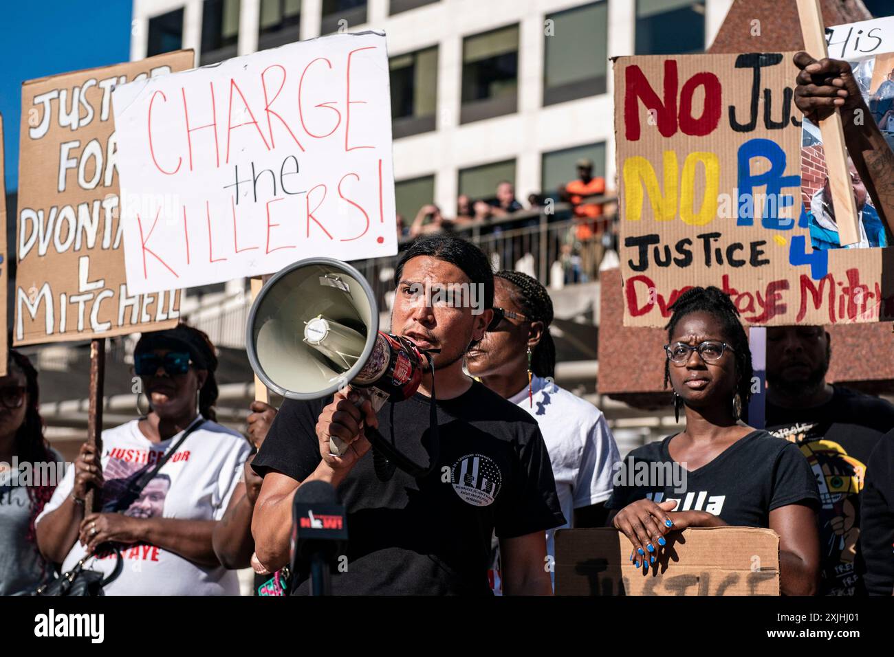 Milwaukee, Wisconsin, Stati Uniti. 18 luglio 2024. ALAN CHAVOYA, presidente della Milwaukee Alliance contro l'oppressione razzista e politica, parla ad una manifestazione per le vittime della violenza della polizia a Milwaukee, mentre la città ospita la convention nazionale repubblicana (Credit Image: © Chris Riha/ZUMA Press Wire) SOLO PER USO EDITORIALE! Non per USO commerciale! Foto Stock