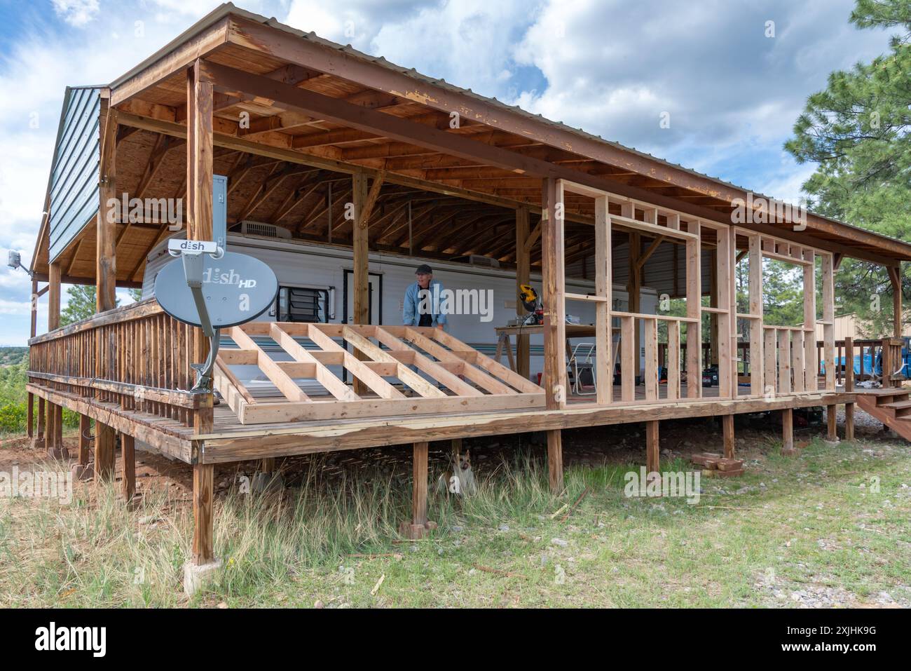 Due uomini anziani in forma fisica, a 80 anni, sollevano una struttura in legno per una parete esterna per una piccola casa, New Mexico, Stati Uniti. Foto Stock