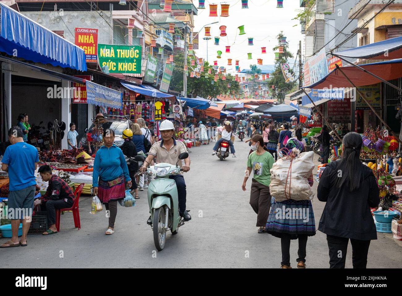 Strade trafficate di Bac ha nella provincia di Lao Cai, Vietnam Foto Stock