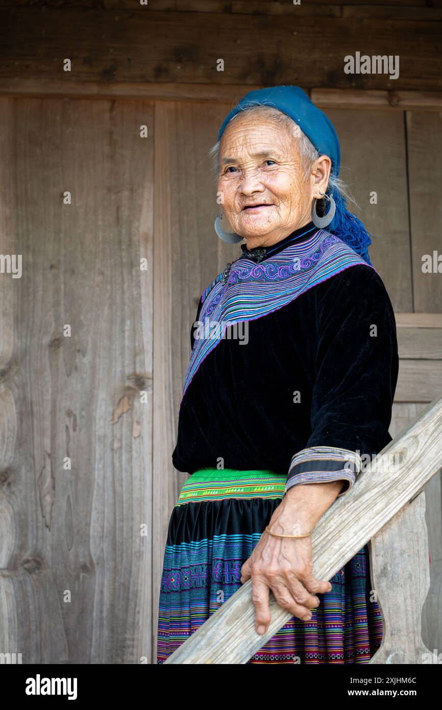 Flower Hmong Woman a Bac ha, provincia di Lao Cai, Vietnam Foto Stock