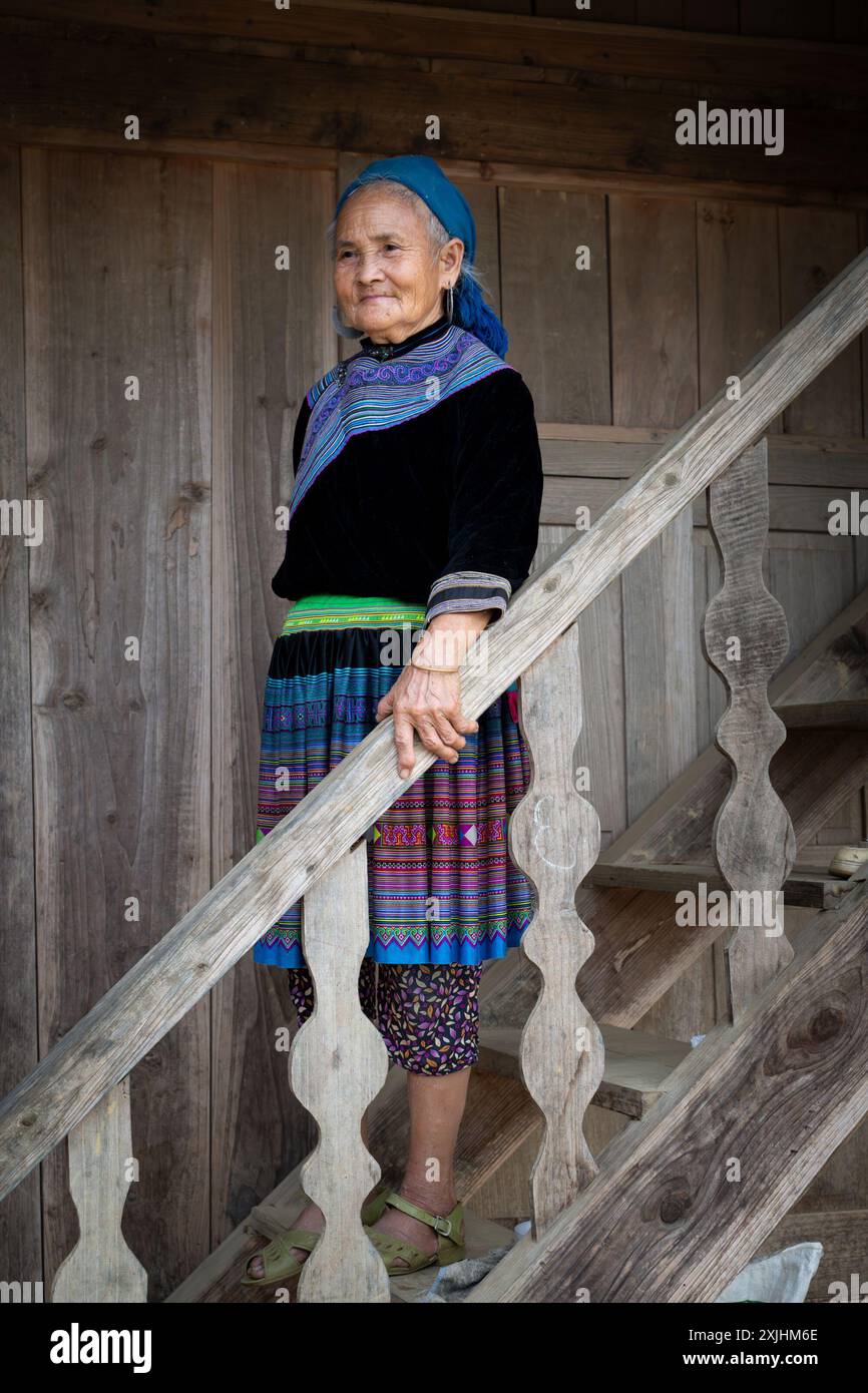 Flower Hmong Woman a Bac ha, provincia di Lao Cai, Vietnam Foto Stock