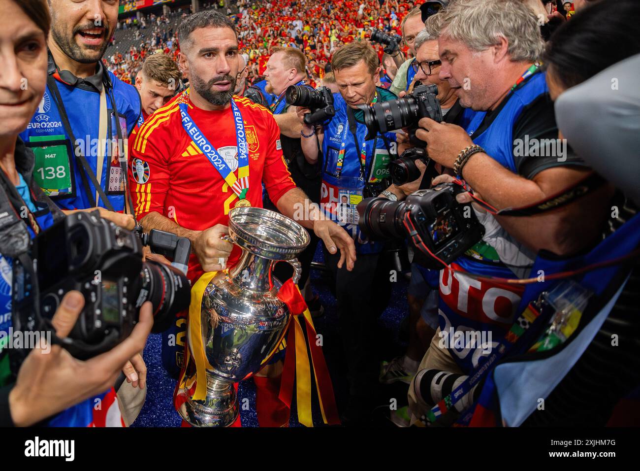 Berlino, Germania. 14 luglio 2024. Dani Carvajal di Spagna visto con il trofeo Henri Delaunay durante la cerimonia dopo la finale di UEFA EURO 2024 tra Spagna e Inghilterra all'Olympiastadion di Berlino. Punteggio finale: Spagna 2:1 Inghilterra. Credito: SOPA Images Limited/Alamy Live News Foto Stock